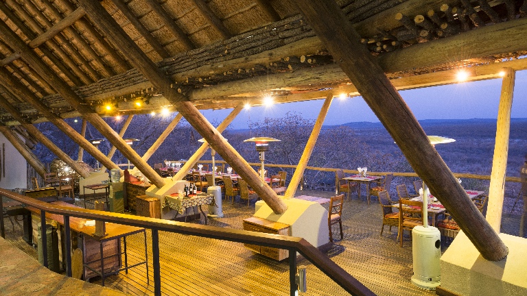 Ongawa reserve lodge namibie restaurant avec vue panoramique