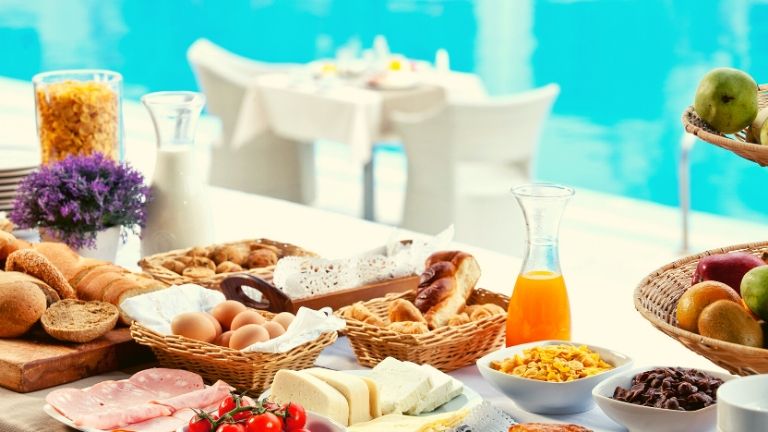 Aegean Plaza - Petit-Djeuner au bord de la piscine