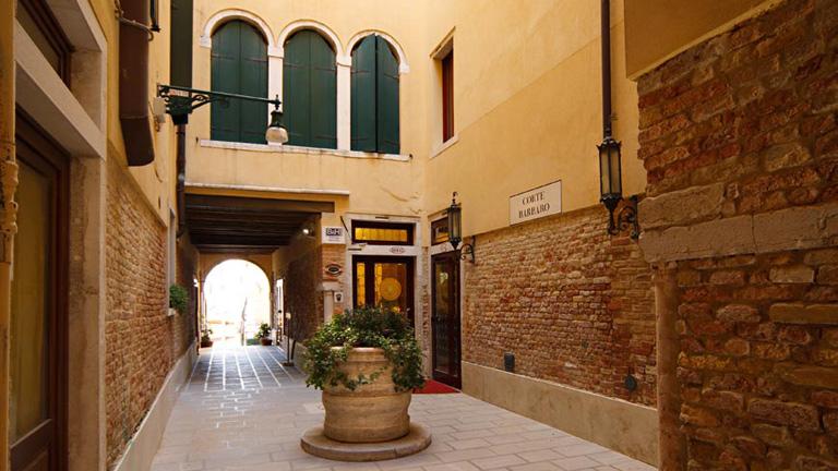 Htel Ca d'Oro  Venise, cour intrieure