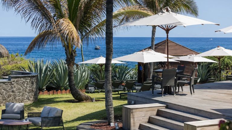 Htel Boucan Canot - coin dtente avec transats vue mer