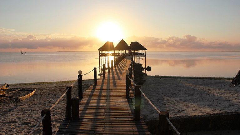 Paradise Beach Resort, Jete au coucher de soleil