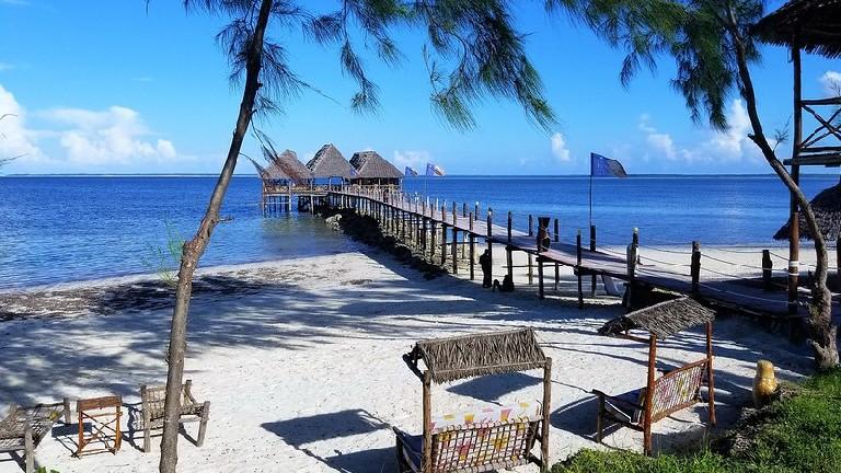 Paradise Beach Resort, Jete