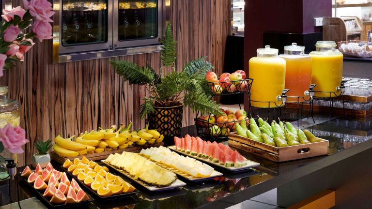 Novotel London West - Petit djeuner en buffet - choix de fruits frais et jus