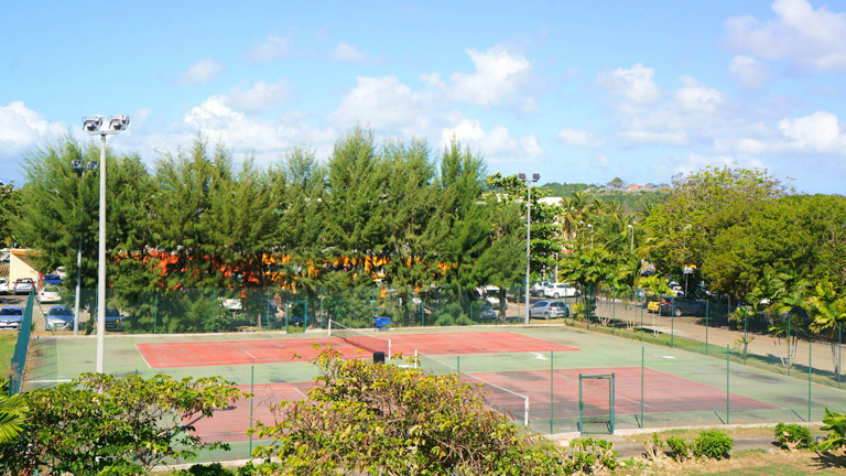 Salako Hotel, terrain de tennis