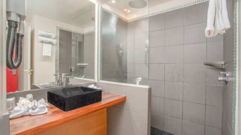 Le Salako hotel , salle de bains , chambre sup�rieure Salako