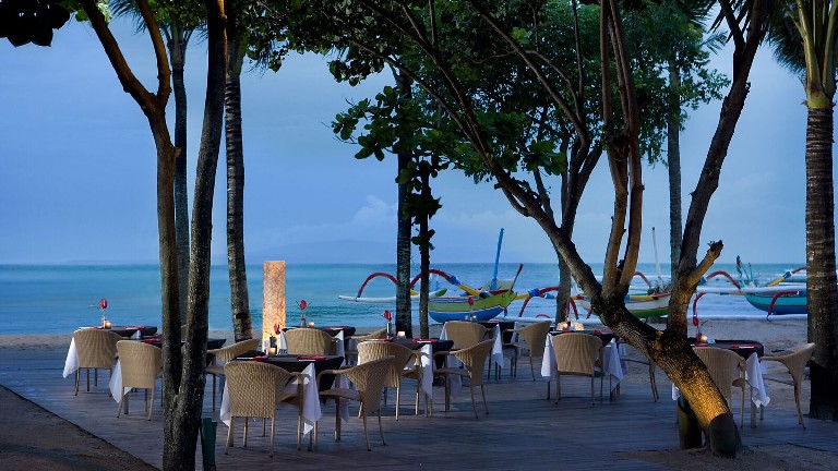 Segara Village, Diner  la plage