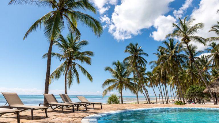 H�tel Karafuu Beach Resort & Spa � Zanzibar, piscine et transats