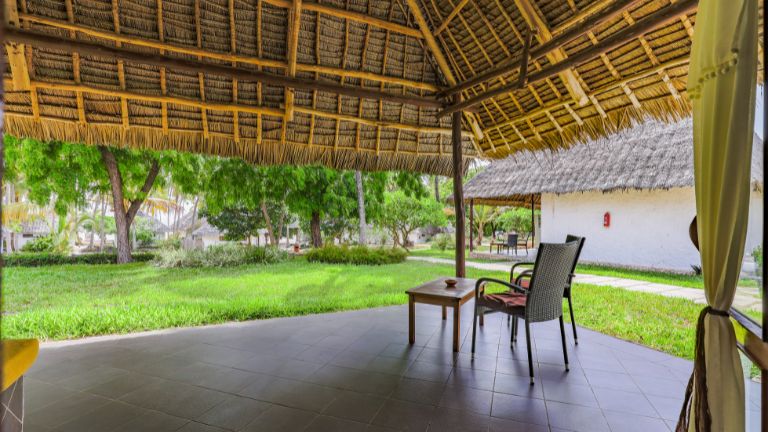 H�tel Karafuu Beach Resort & Spa � Zanzibar, Terrasse , Cottage room