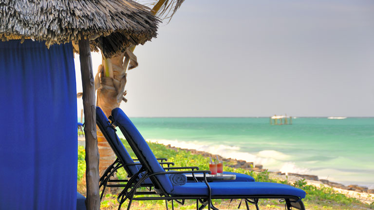Hotel The Palms Zanzibar, chaises longue et cocktails