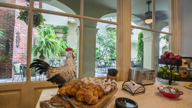 Buffet petit djeuner - Htel Bienville House  la Nouvelle Orlans