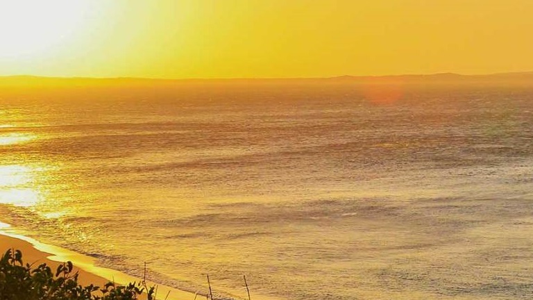 plage au coucher du soleil