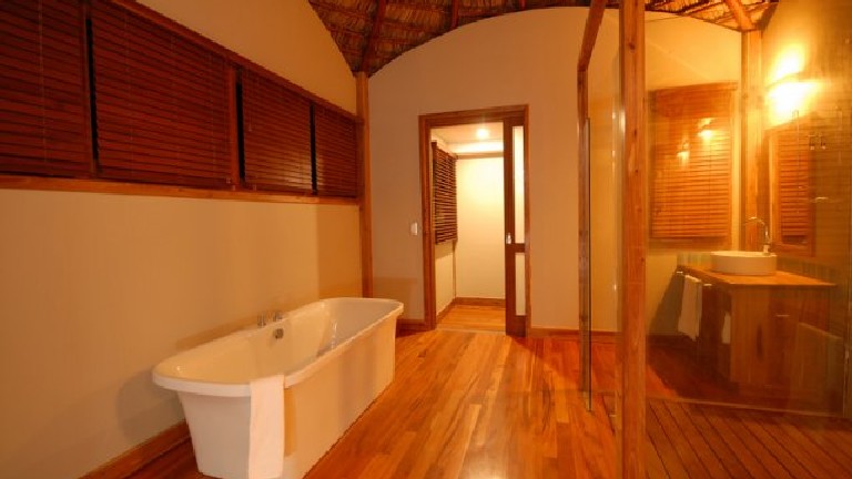 Massinga Beach Lodge, Salle de bain des chalets