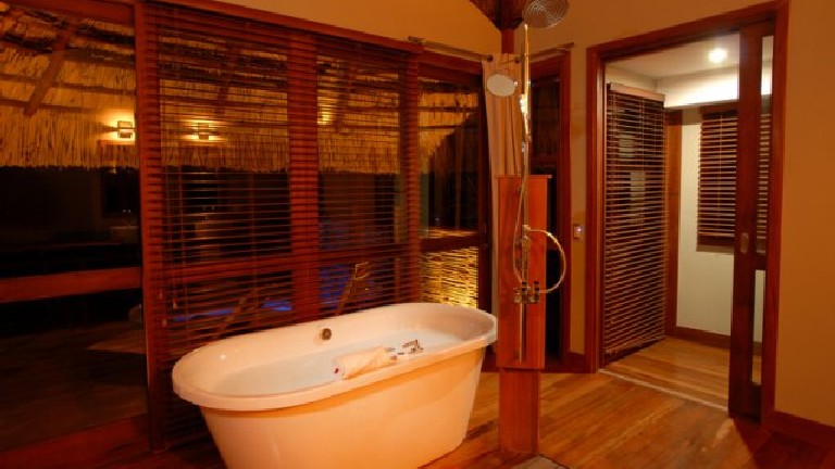 Massinga Beach Lodge, Salle de bain de la chambre Deluxe