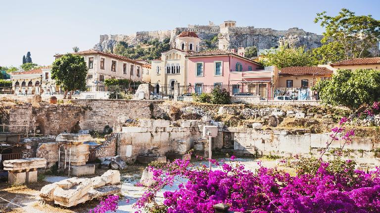 Athènes, ruines et acropole avec fleurs