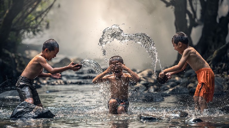 Indonsie, enfants jouant dans une rivire