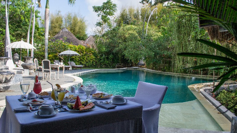 Villa Mathis - Petit Djeuner au bord de la piscine