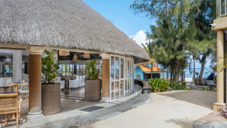 Friday Attitude - restaurant 90� East