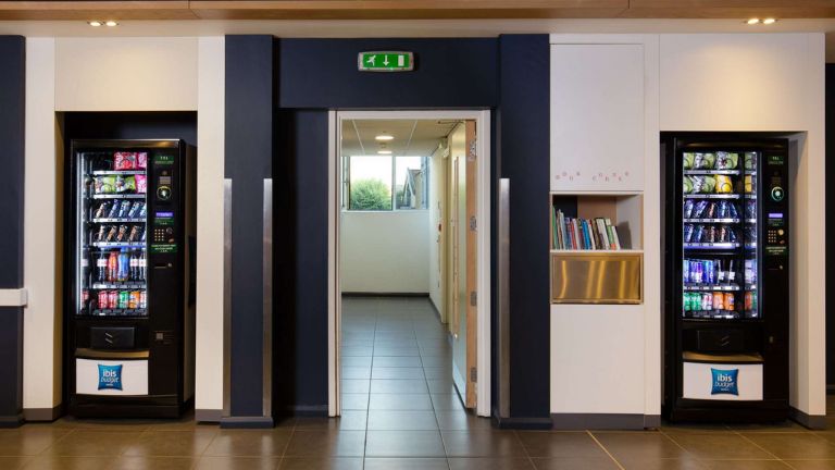 Ibis Budget Whitechapel - Book corner & snacks