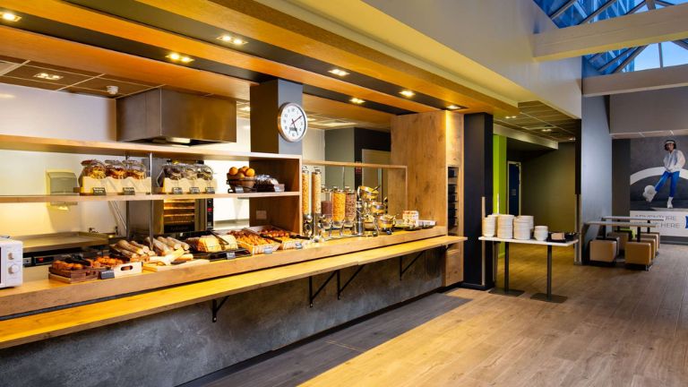Ibis Budget Whitechapel - Salle de petit djeuner en buffet