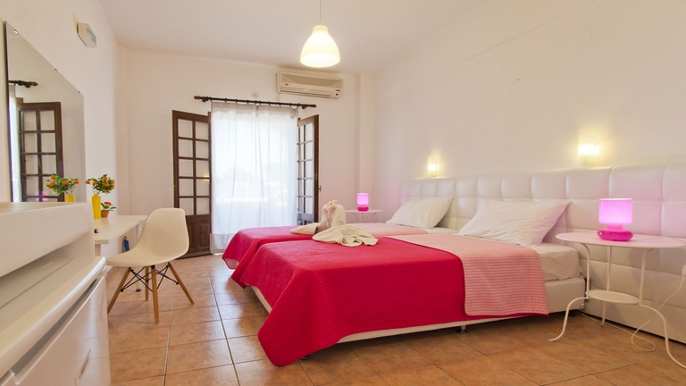 Chambre standard lgante - Iliada Hotel  Santorin, Sensations du Monde