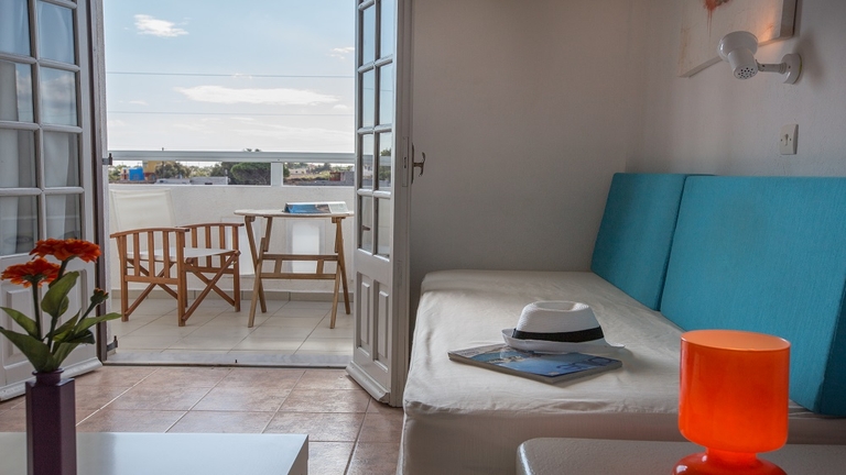 Salon Suite Maisonette - Iliada Hotel  Santorin, Sensations du Monde