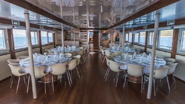 Bateau Avangard - Restaurant