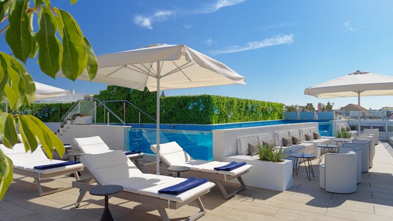 La piscine sur le rooftop