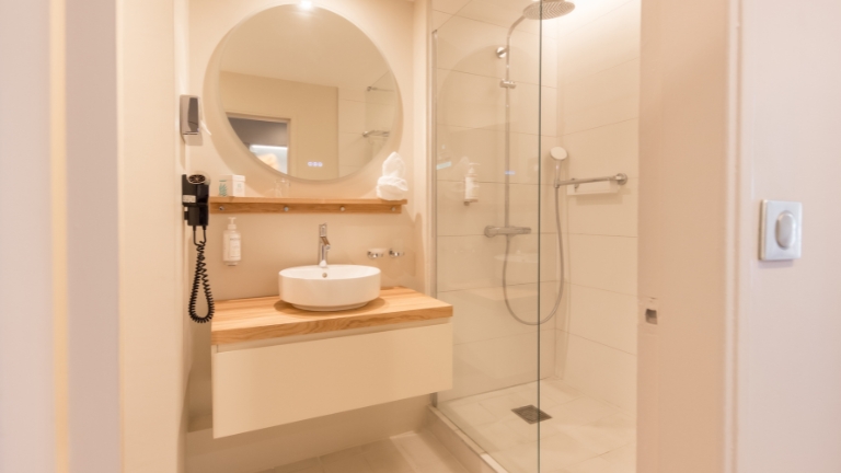 Htel La Pagerie - Salle de bain chambre confort vue jardin