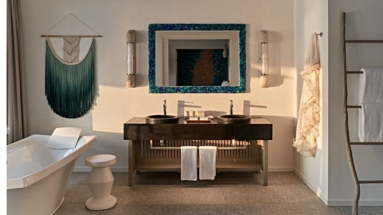 Salle de bain de la villa avec piscine