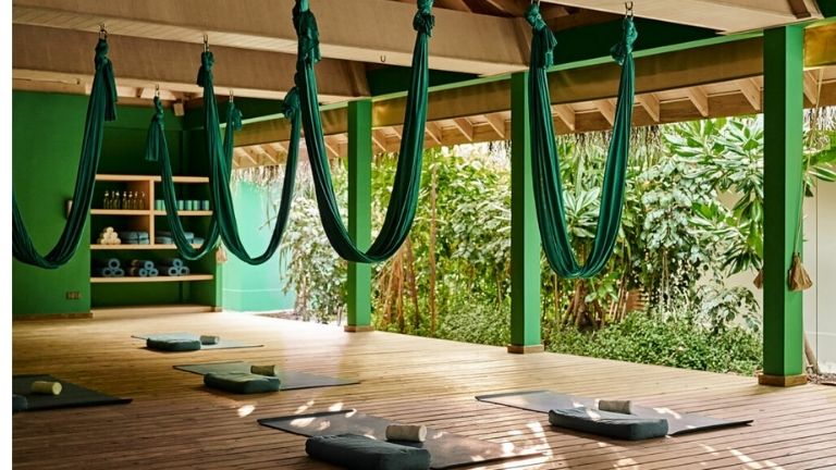 Dtente dans la salle de yoga 