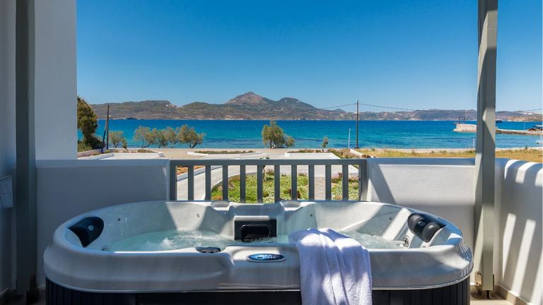 Olea Bay jacuzzi