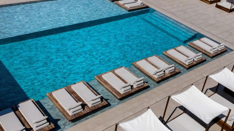 Manoulas Beach transats et piscine