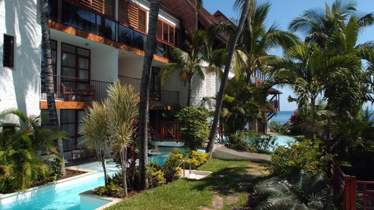 Htel Le Saint Alexis - piscine en rez-de-chausse