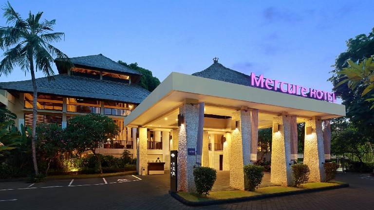 Mercure Resort, Entre
