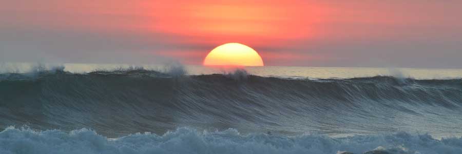 coucher de soleil sur mer agitee au costa rica